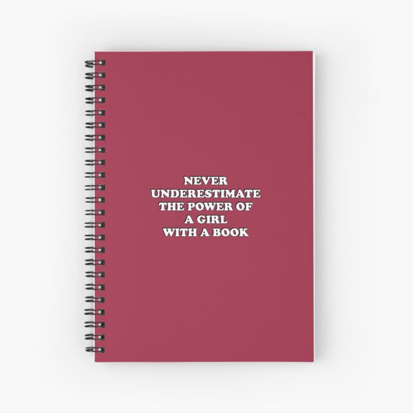 Artikel-Vorschau von Zitate zum Frauentag - Unterschätze niemals die Macht eines Mädchens mit einem Buch, designt und verkauft von Inspirationmotivation.