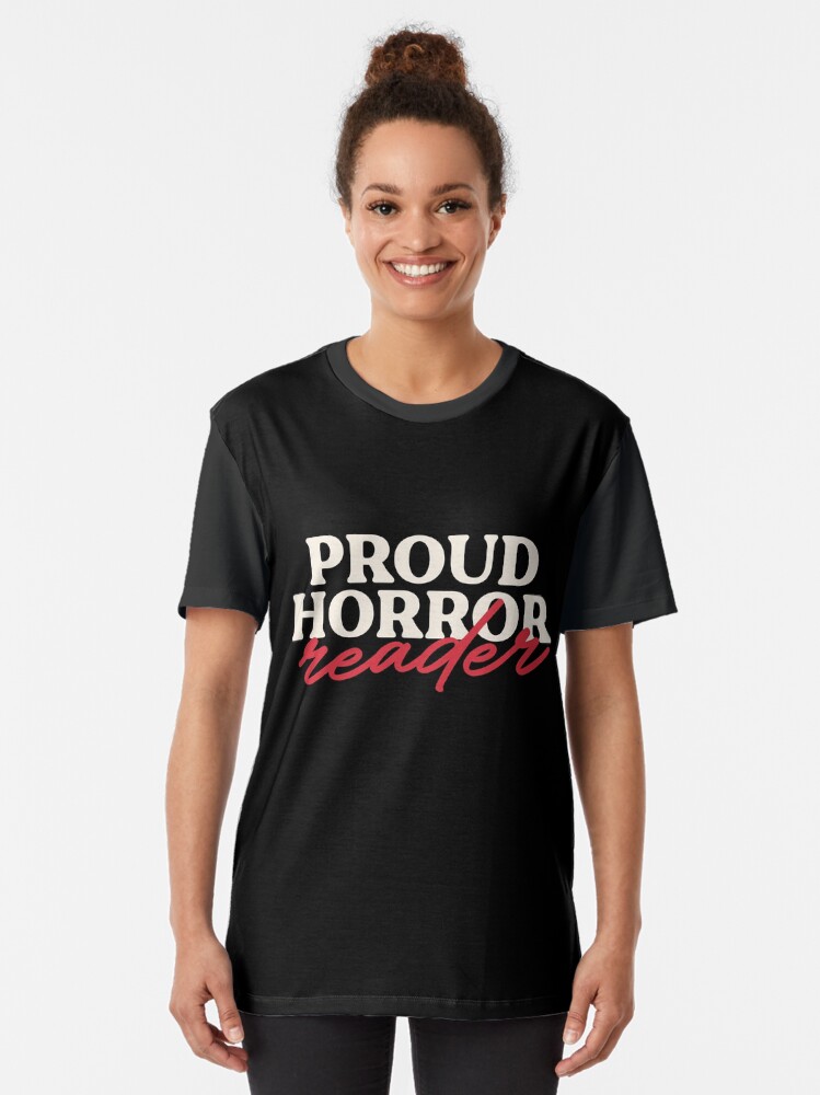 Thumbnail 2 von 5, Grafik T-Shirt, Stolzer Horror-Leser designt und verkauft von hopealittle.