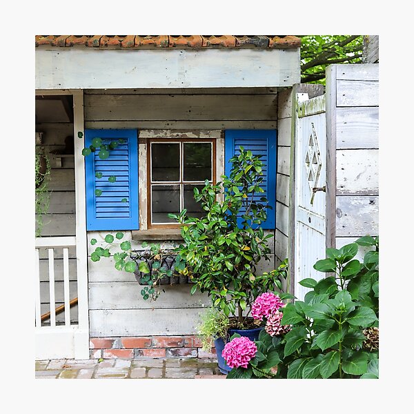 Aperçu de l'œuvre Portail blanc et volets en bois bleu rustique créée et vendue par PhotoDesignNZ.