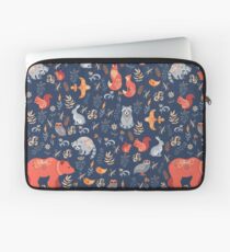Märchenwald. Fox, Bär, Waschbär, Eulen, Hasen, Blumen und Kräuter auf blauem Grund. Laptoptasche