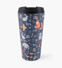 Märchenwald. Fox, Bär, Waschbär, Eulen, Hasen, Blumen und Kräuter auf blauem Grund. Thermobecher