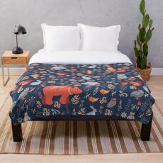 Märchenwald. Fox, Bär, Waschbär, Eulen, Hasen, Blumen und Kräuter auf blauem Grund. Fleecedecke