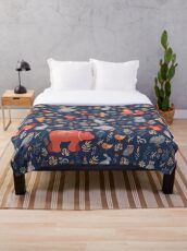 Manta Bosque de cuento de hadas. Fox, oso, mapache, búhos, conejos, flores y hierbas sobre un fondo azul.