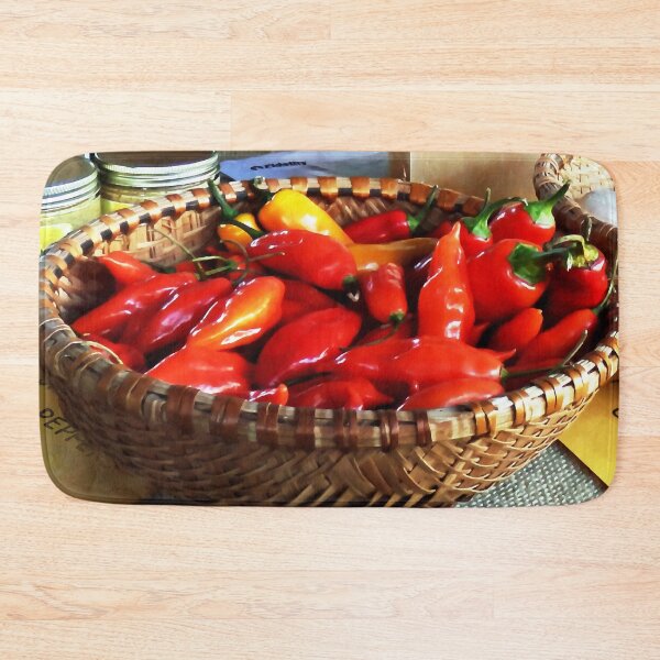 Aperçu de l'œuvre Vegetables - Hot Peppers in Farmers Market créée et vendue par Susan Savad.