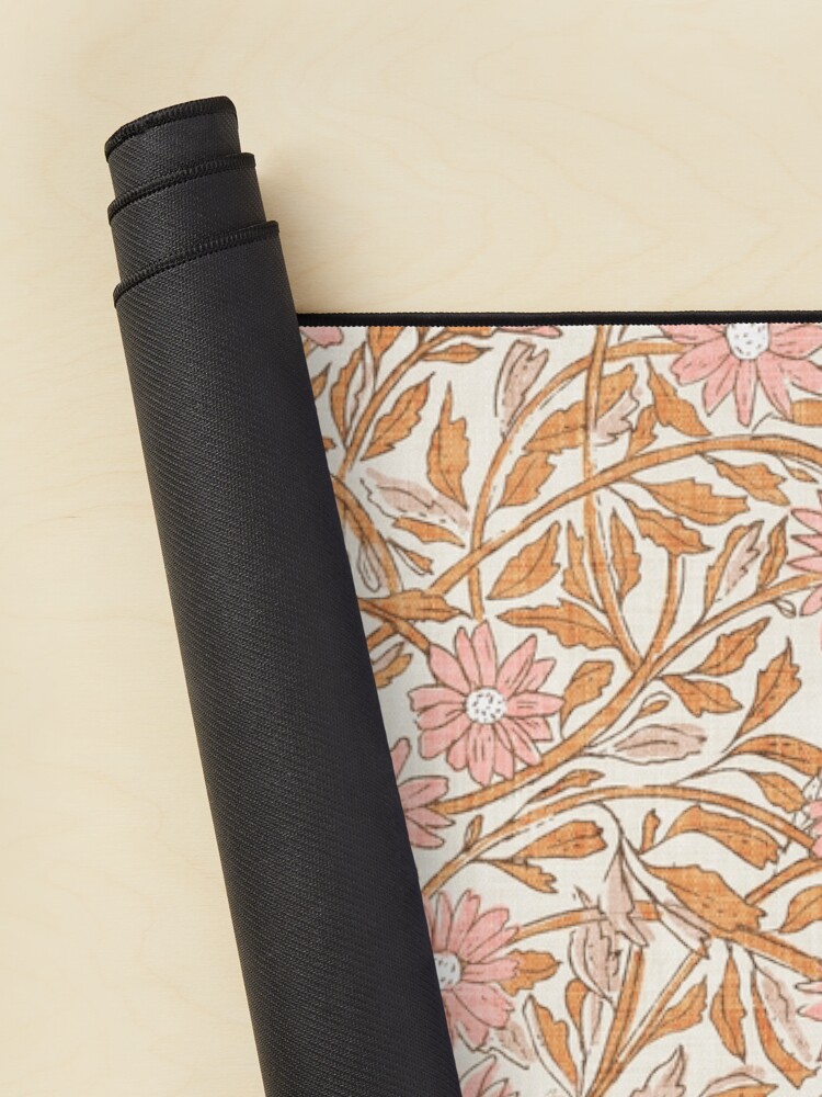 Aperçu 2 sur 5. Tapis de souris avec l'œuvre Paper Daisy (orange brûlé) créée et vendue par nouveaubohemian.