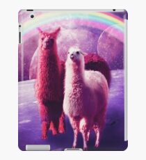 Verrücktes lustiges Regenbogen-Lama im Raum iPad-Hülle & Skin