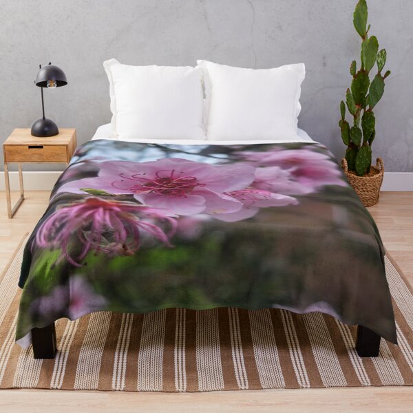 Artikelvorschau, Azalea Pink Blumendecken Wandteppiche Vorhänge entworfen und verkauft von Chaoticzarts.