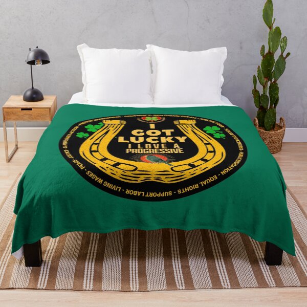 Artikelvorschau, PMD00479 Progressive Movement Designs Irish American Love a Progressive für den St. Patricks Day oder jeden anderen Tag. Lustiges Glückshufeisen mit Kleeblättern für progressive Demokraten und Anhänger von Bernie Sanders. entworfen und verkauft von ProgressiveLeft.