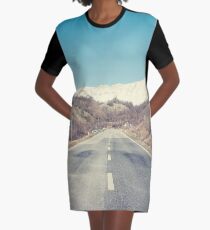 Straße mit Berg T-Shirt Kleid