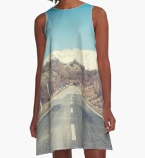 Straße mit Berg A-Linien Kleid