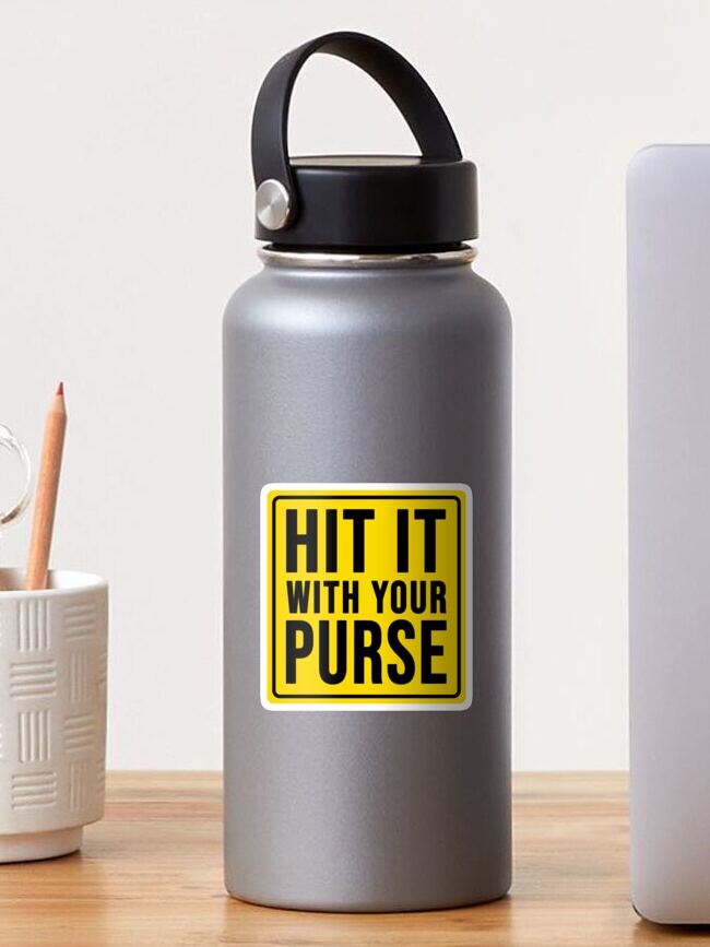 Aperçu 1 sur 3. Sticker avec l'œuvre Drôle frappe-le avec ton humour de phrase de construction de sac à main créée et vendue par DisenyosDeMike.