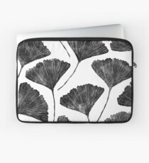 Ginkgo biloba, Lino cut nature inspired leaf pattern Laptop Sleeve