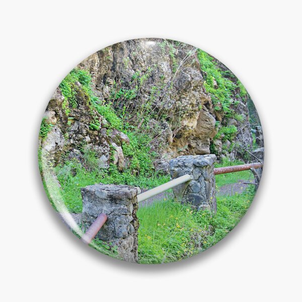 Artikelvorschau, Weg zwischen den Felsen und dem Creek entworfen und verkauft von Martha Sherman.