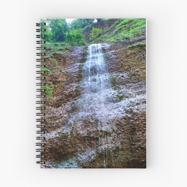 Aperçu de l'œuvre Cascade descendant une montagne créée et vendue par funkyfreshfinds.