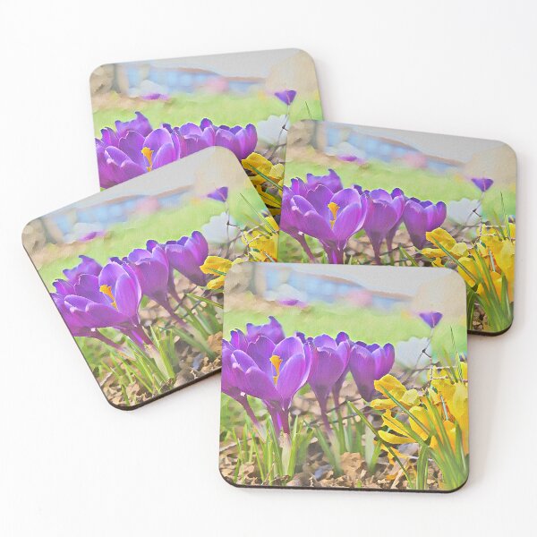 Aperçu de l'œuvre Fleurs de crocus bleu et jaune dans le pré créée et vendue par santoshputhran.