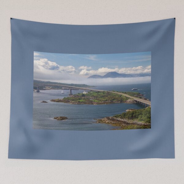 Aperçu de l'œuvre Pont de Skye dans la brume d'été, île de Skye, Écosse. créée et vendue par PhotosEcosse.