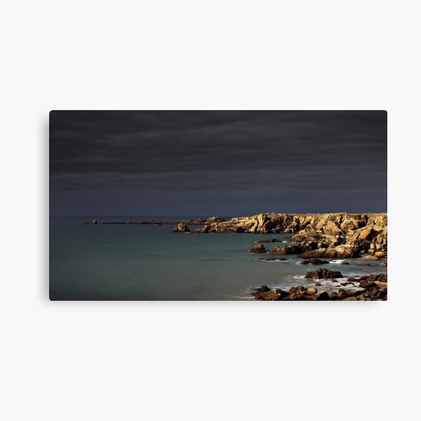 Dark sky, dark sea, bright rocks Impression sur toile