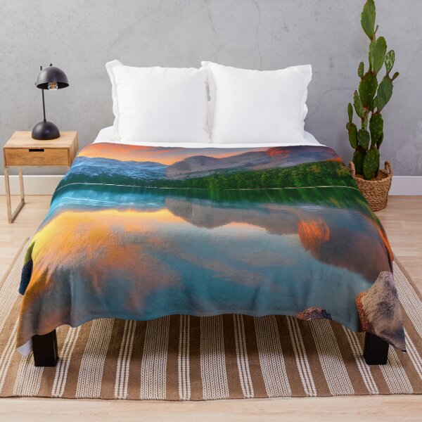 Aperçu de l'œuvre Beautiful Lake Side Landscape Mountain Range Background Nature créée et vendue par VersoShopping.