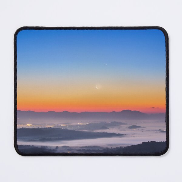 Artikelvorschau, Crescent Moon above the Mist entworfen und verkauft von Bill Metallinos.