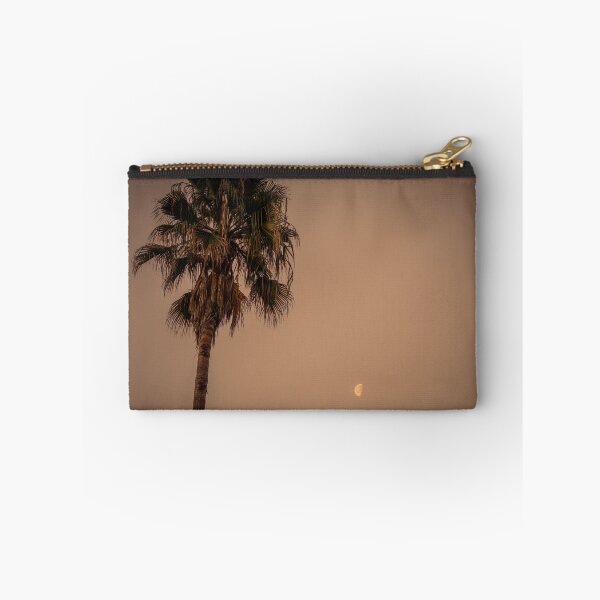 Aperçu de l'œuvre California Palm Tree at Night under the Moon V6 créée et vendue par Family Journey with God.