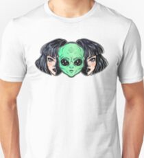 Slim Fit T-Shirt Retrato vibrante colorido de un extranjero de la cara del espacio exterior en disfraz como muchacha humana.