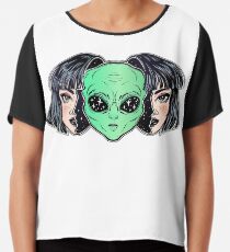 Buntes vibrierendes Porträt eines Ausländers vom Weltraumgesicht in der Verkleidung als menschliches Mädchen. Chiffontop