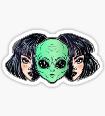 Buntes vibrierendes Porträt eines Ausländers vom Weltraumgesicht in der Verkleidung als menschliches Mädchen. Glänzender Sticker