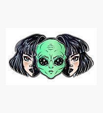 Lámina fotográfica Retrato vibrante colorido de un extranjero de la cara del espacio exterior en disfraz como muchacha humana.