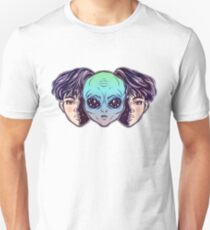 Camiseta unisex Portriat del extraterrestre extraordinario del espacio exterior se enfrenta disfrazado como un niño humano.