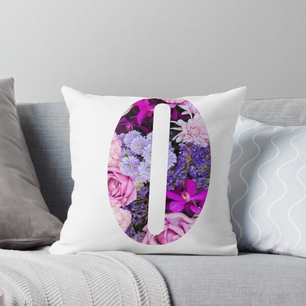 Aperçu de l'œuvre O monogramme botanique. Dessin détaillé de fleurs violettes Sticker créée et vendue par Cici-Chan.