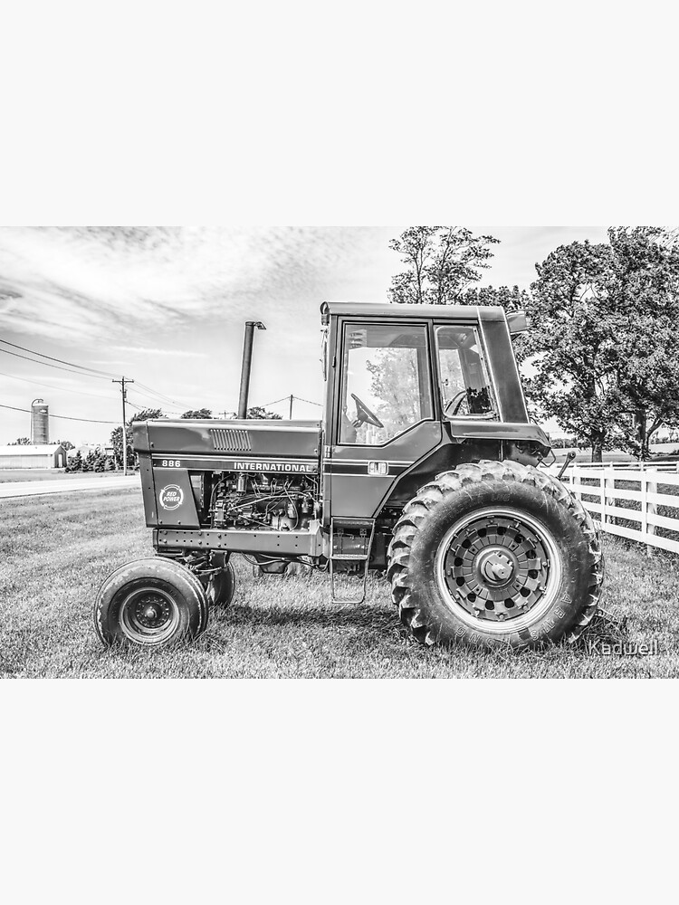 Un tracteur de profil en noir et blanc Sticker