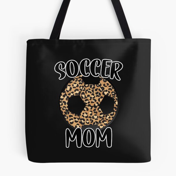 Aperçu de l'œuvre Maman de football, coeur de léopard, fer de maman de football, ballon de football, cadeaux pour la fête des mères heureuse de maman créée et vendue par RaspberryEM.