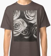 Analoges Schwarzweiss-Foto des Mittelformats der Weißrosenblumen Classic T-Shirt