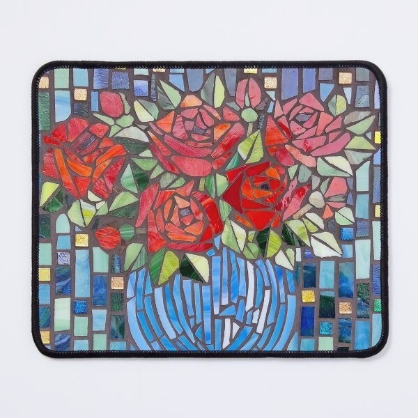 Artikelvorschau, Rote Rosen in einer Rosenschale aus rotem und blauem Buntglas in einem Mosaik entworfen und verkauft von suespaintroom.