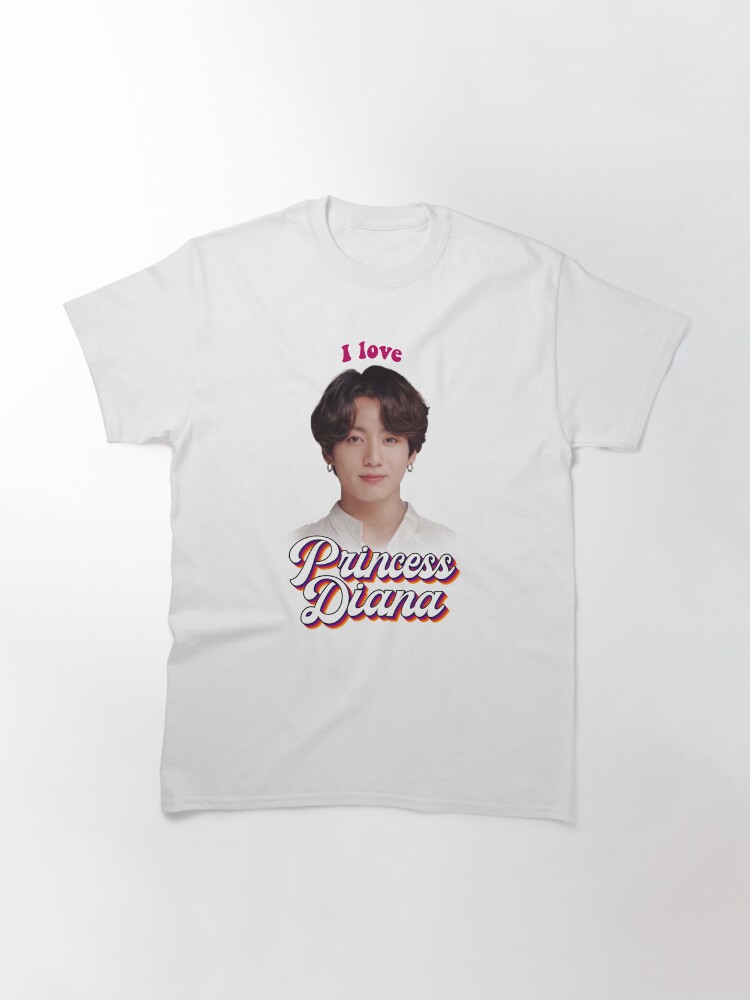 Imagen 3 de 7, Camiseta clásica con la obra Princesa diana jungkook kpop meme retro, diseñada y vendida por snazzyseagull.