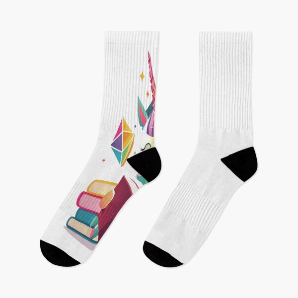 Artikelvorschau, Design eines Einhorns, das ein Buch in Regenbogenfarben liest entworfen und verkauft von zzibel.