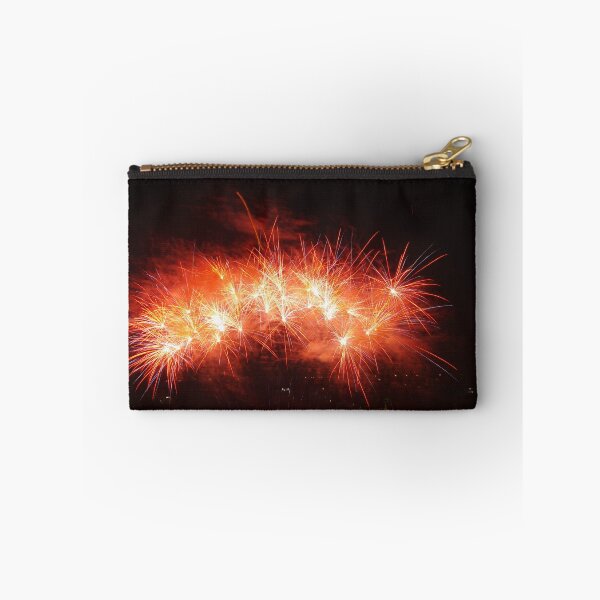 Artikelvorschau, Feuerwerk - Intensive Explosion feuriger Funken. entworfen und verkauft von Easel.