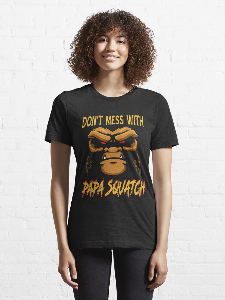 Disover Funny Fathers Day Saying Don’t Mess With Papa Squatch Bigfoot Sasquatch Dad Life Humor  | Essential T-Shirt 