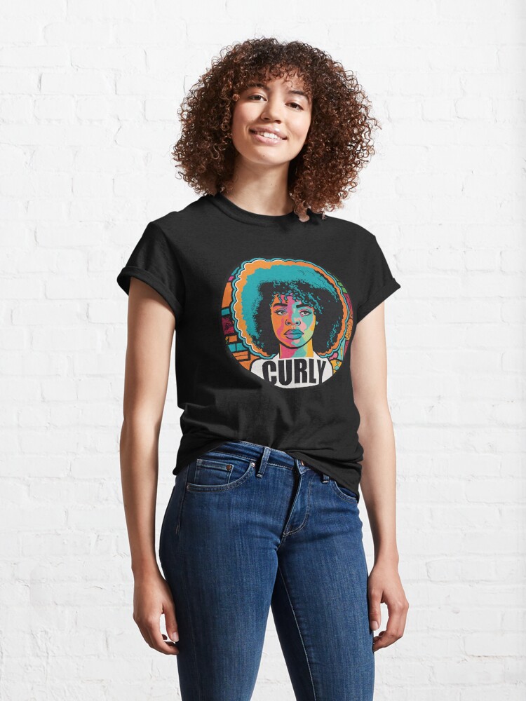 Camiseta clásica con la obra Curly Girl, diseñada y vendida por teesandlove