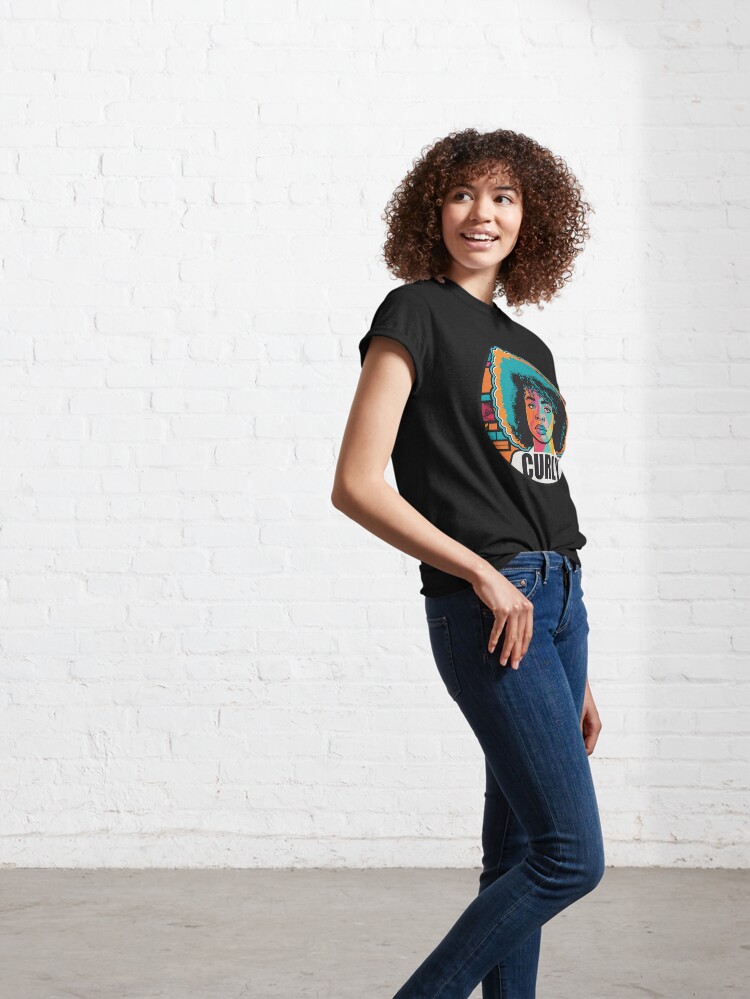 Camiseta clásica con la obra Curly Girl, diseñada y vendida por teesandlove