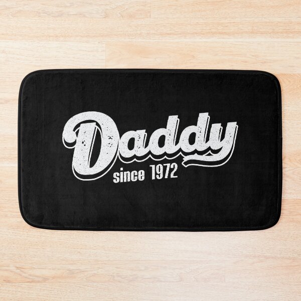 Aperçu de l'œuvre Vintage Daddy Since 1972 créée et vendue par Whimsical Thinker.
