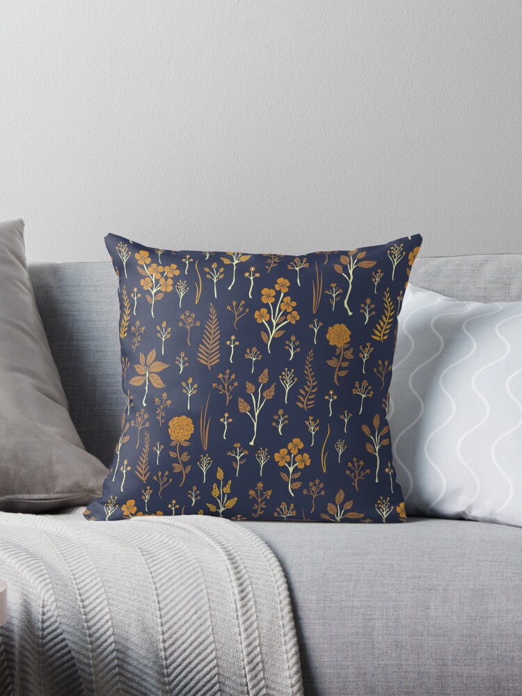 Aperçu 1 sur 4. Coussin avec l'œuvre Motif floral jaune bleu marine et moutarde créée et vendue par somecallmebeth.