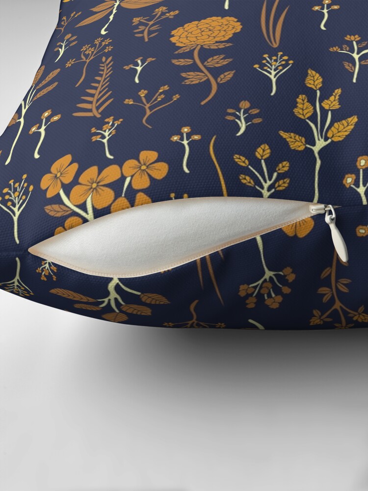 Aperçu 2 sur 4. Coussin avec l'œuvre Motif floral jaune bleu marine et moutarde créée et vendue par somecallmebeth.