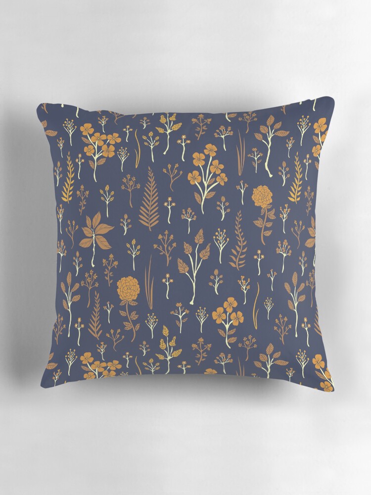 Aperçu 3 sur 4. Coussin avec l'œuvre Motif floral jaune bleu marine et moutarde créée et vendue par somecallmebeth.