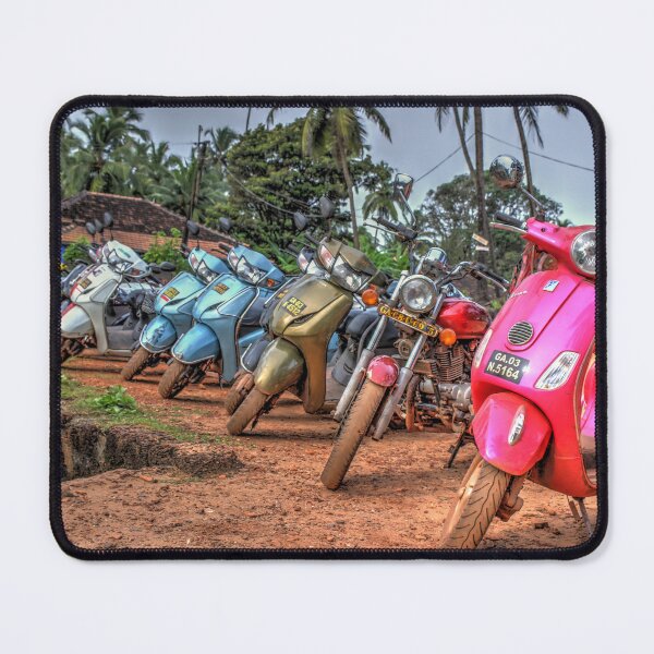 Aperçu de l'œuvre Motos colorées à Goa, Inde créée et vendue par Matan Hirsch.