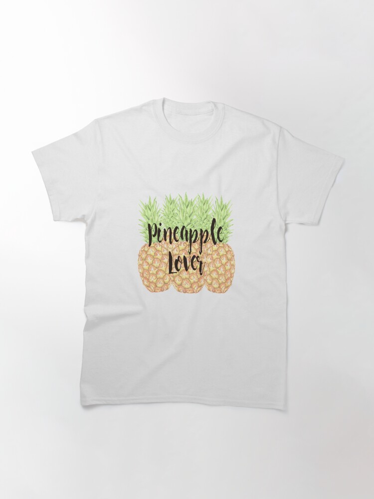 Camiseta clásica con la obra Pineapple Lover, diseñada y vendida por weloveboho