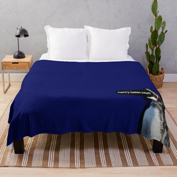 Artikelvorschau, Galapagos Penguin Earth Day (Dark Blue #060D5B background) entworfen und verkauft von SBPenguins.