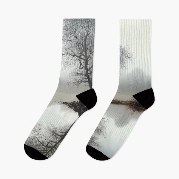 Artikelvorschau, Surreale Baumreflexion auf See-Kunstdruck entworfen und verkauft von Abili-Tees.
