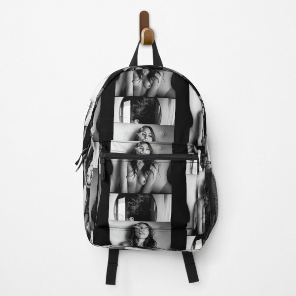 Aperçu de l'œuvre « Riley Smoking Fanart Designer » par nainendrabek0 créée et vendue par nainendrabek0.