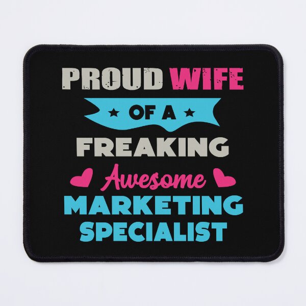 Vista previa del artículo con la obra «Orgullosa esposa de un increíble especialista en marketing, trabajo vintage, divertido de especialista en marketing, humor de especialista en marketing, broma de especialista en marketing, meme,», diseñado y vendido por SGS-.
